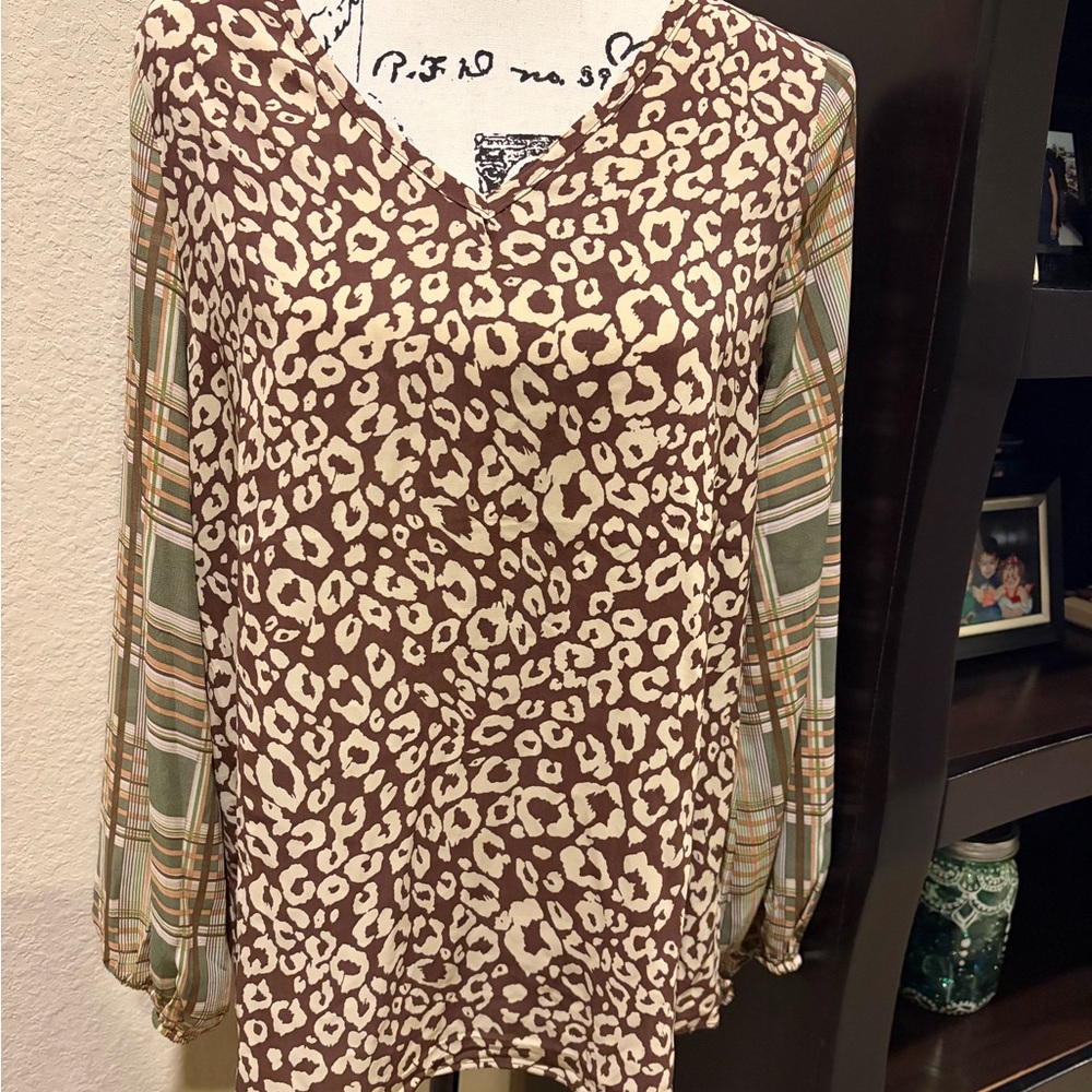 Chic Leopard Print V-Neck Blouse with Plaid Sleeves